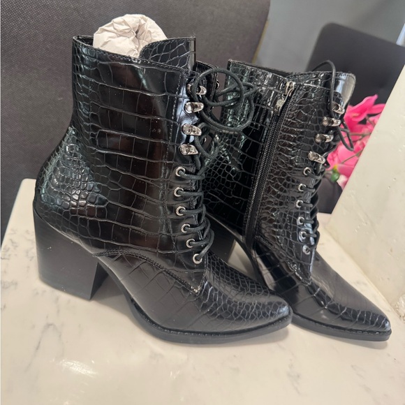 ARIDER GIRL Elegant Black Croc-Embossed Ankle Boots - Picture 4 of 11